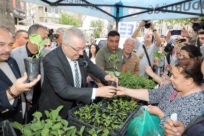 EDREMİT BELEDİYESİ, VATANDAŞLARA ÜCRETSİZ FİDE DAĞITTI