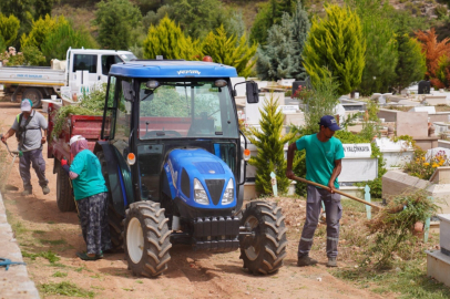 AYVALIK MEZARLIKLARI BAYRAMA HAZIR