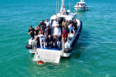 AYVALIK SULARINA, DENİZ ŞEHİTLERİ İÇİN ÇELENK BIRAKILDI