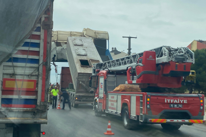 DORSESİ AÇIK KALAN TIR, ÜST GEÇİDE ÇARPTI