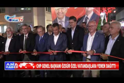 CHP GENEL BAŞKANI ÖZGÜR ÖZEL VATANDAŞLARA YEMEK DAĞITTI