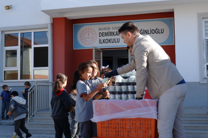 SUSURLUK’TA ÖĞRENCİLERE POĞAÇA VE AYRAN İKRAMI