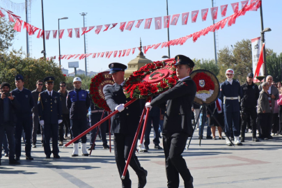 BANDIRMA'DA CUMHURİYET İÇİN ÇELENK SUNULDU