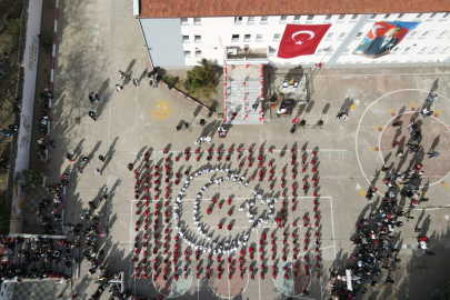 BANDIRMA'DA ÖĞRENCİLER "AY YILDIZ " KOREOGRAFİSİ OLUŞTURDU