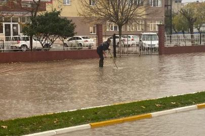 GÖNEN'DE ŞİDDETLİ YAĞIŞ, BELEDİYE EKİPLERİ SAHADA