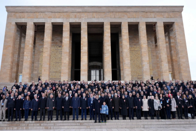 Bakan Tekin 81 ilin öğretmenleri ile Ata'nın huzurunda