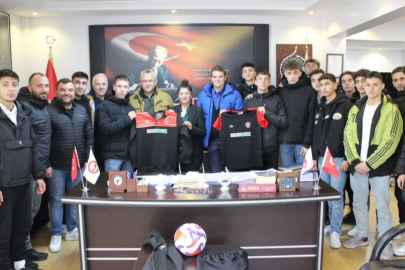 SUSURLUK’UN YERLİ FİRMASINDAN SUSURLUKSPOR’A FUTBOL MALZEMESİ DESTEĞİ