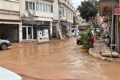 ERDEK’TE ÇAMURA DÖNEN YOLLARA VATANDAŞTAN TEPKİ