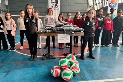 MARMARA ADALAR BELEDİYESİ’NDEN MİNİK SPORCULARA FORMA DESTEĞİ